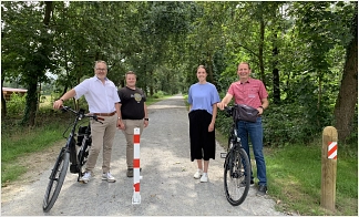 Der neue Radweg wurde von Bürgermeister Helmut Knurbein (links) und Bernhard Siepker, Ortsvorsteher von Apeldorn, bereits einem ersten Praxistest unterzogen. Rad- und Fußverkehrsbeauftragte Nane Langius und Philipp Markus, Fa. KreativGarten, haben das Projekt gemeinsam koordiniert.