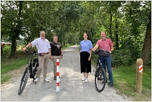 Der neue Radweg wurde von Bürgermeister Helmut Knurbein (links) und Bernhard Siepker, Ortsvorsteher von Apeldorn, bereits einem ersten Praxistest unterzogen. Rad- und Fußverkehrsbeauftragte Nane Langius und Philipp Markus, Fa. KreativGarten, haben das Projekt gemeinsam koordiniert.