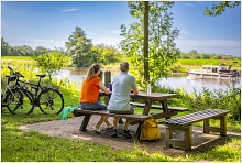 Radfahrende am Dortmund-Ems-Kanal, Rastplatz nahe Haren ©Emsland Tourismus GmbH