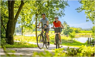 Radfahrende an der Ems - Emsland-Route_komp ©Emsland Tourismus GmbH